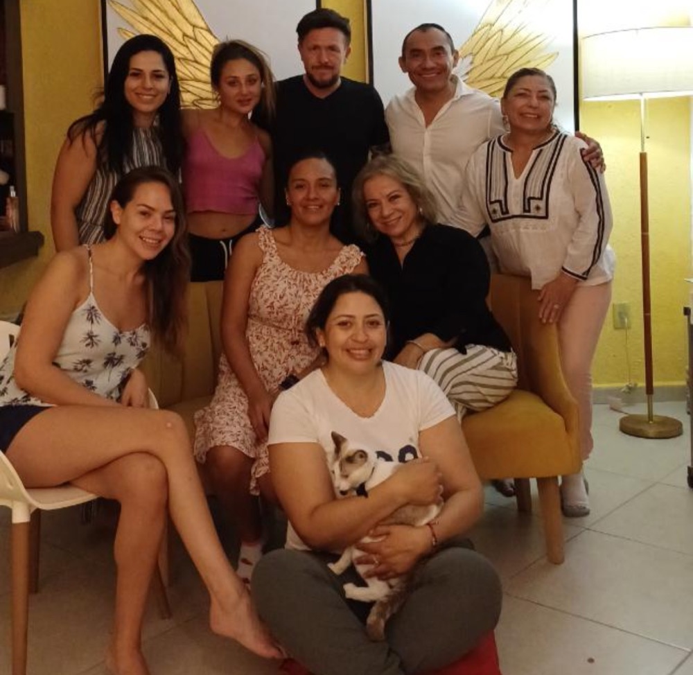 Doris Anir con su grupo de constelación en el consultorio, con uno de sus gatos